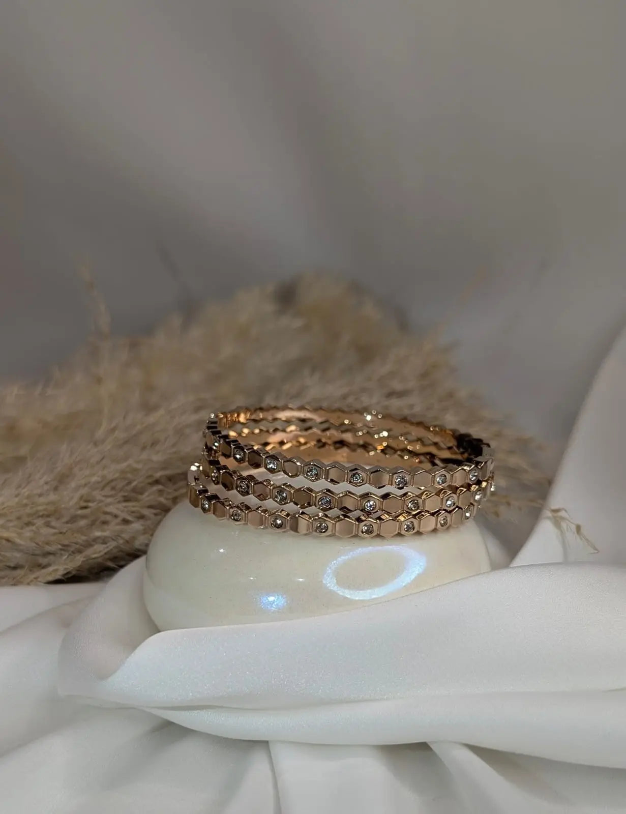 Bracelets nid d’abeille, déclinée en trio d’acier intemporel. ByHiba jewelry