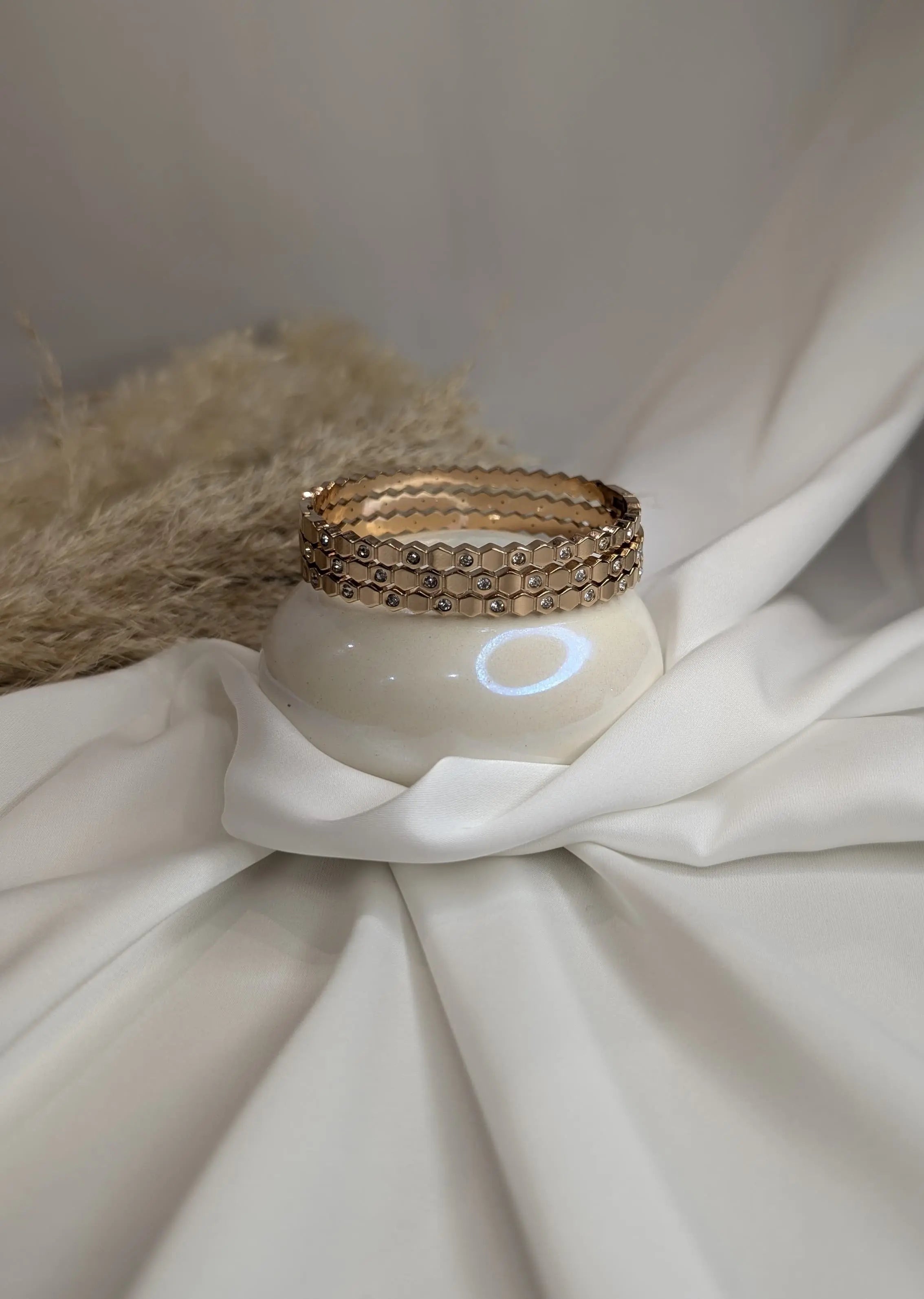 Bracelets nid d’abeille, déclinée en trio d’acier intemporel. ByHiba jewelry  100.00