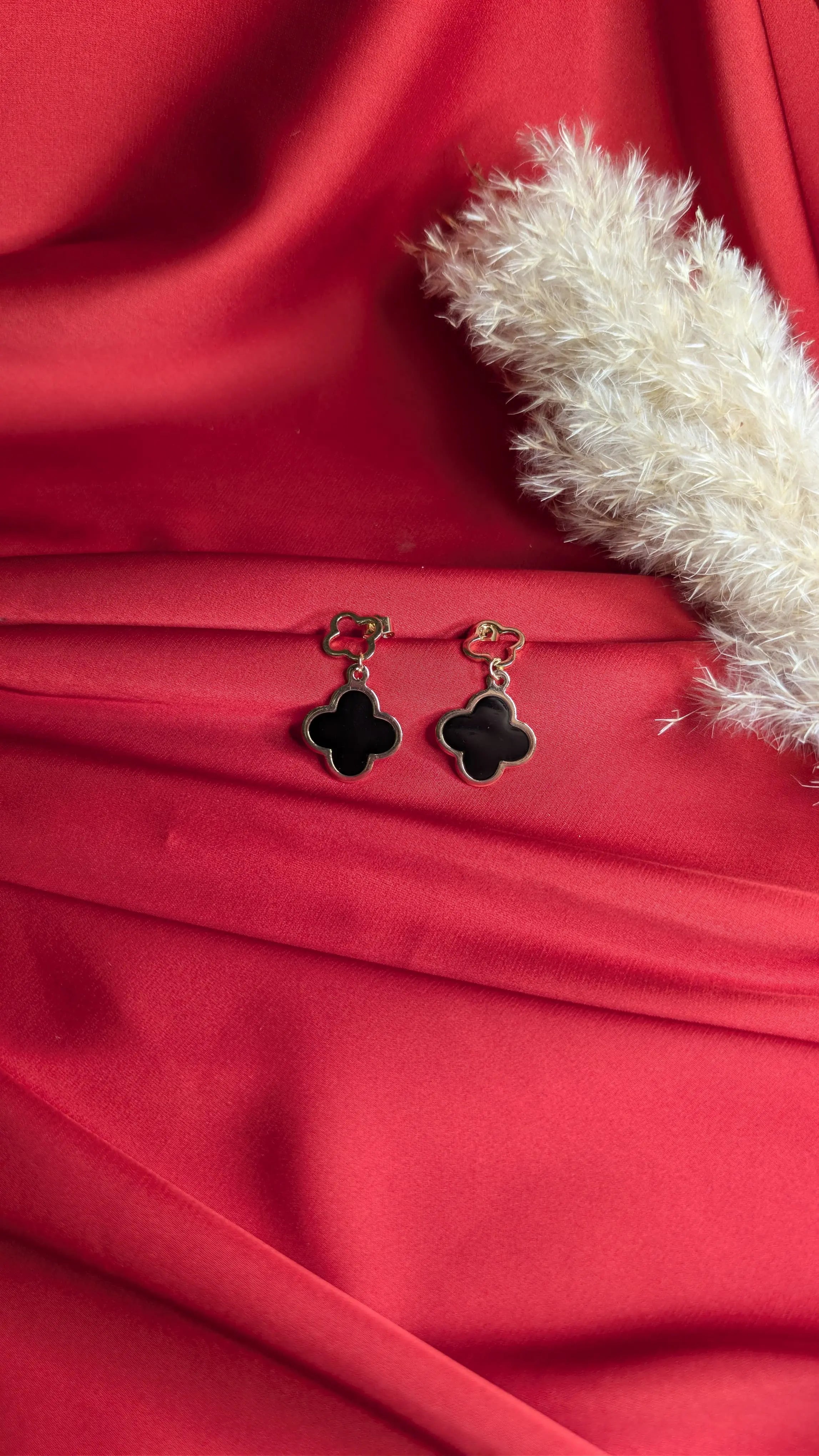 Boucles d'oreilles Noir Élégance - Trèfle Doré ByHiba jewelry