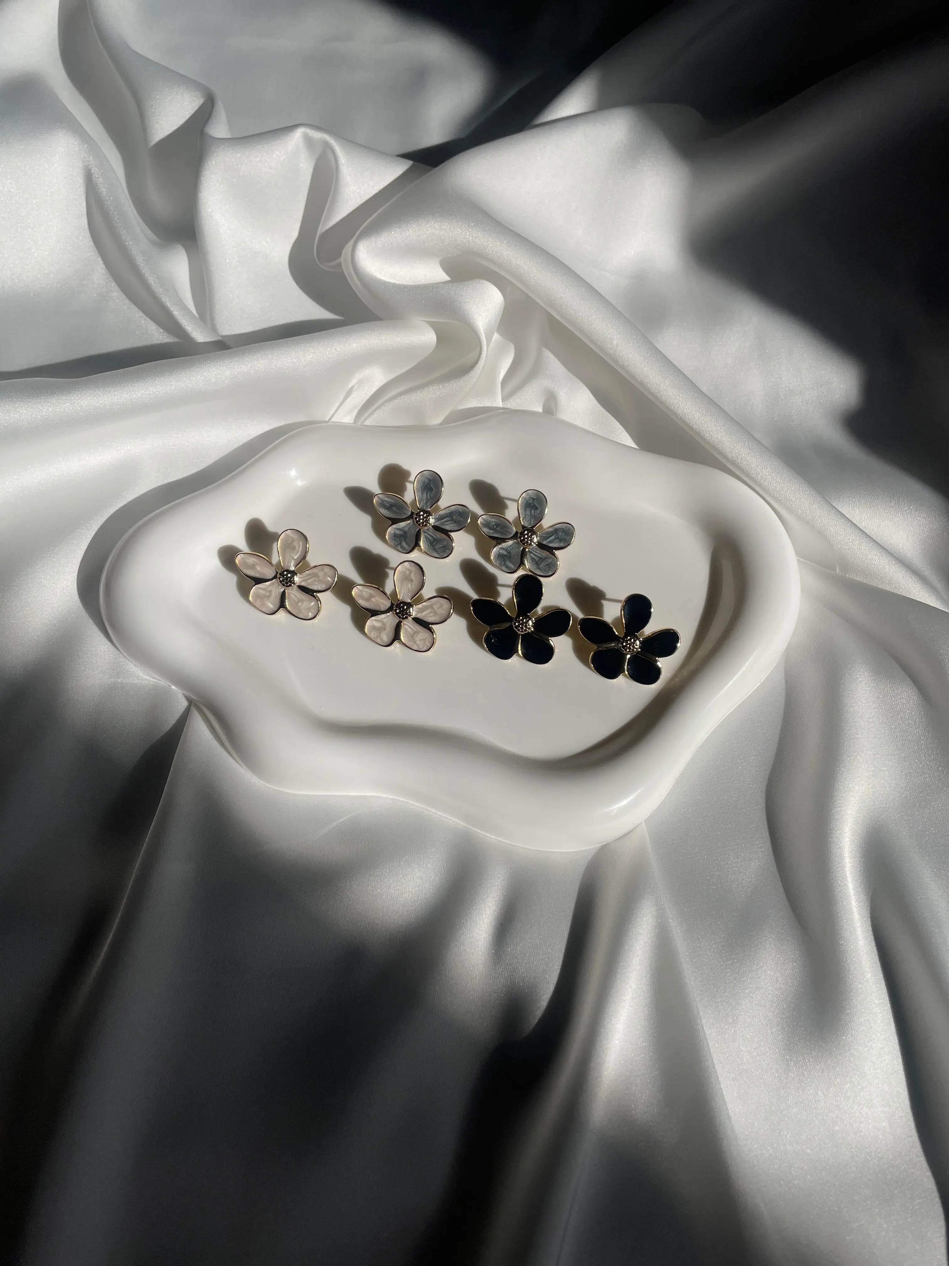 Boucles d'oreilles Fleur nacrée ByHiba jewelry  130.00